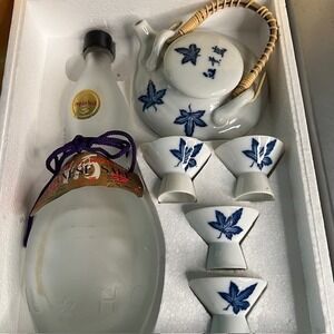 House of Roshu sake set with 4 cups, teapot and empty bottle